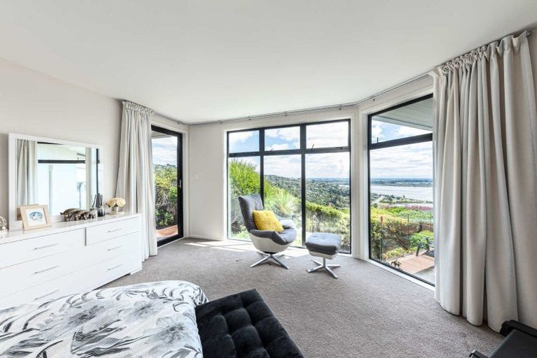 Photo of property in 9 Inverness Lane, Redcliffs, Christchurch, 8081
