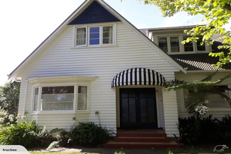 Photo of property in 6 Montgomery Terrace, Hokowhitu, Palmerston North, 4410