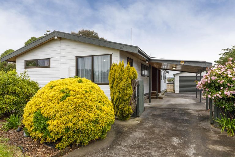 Photo of property in 12 Suzanne Grove, Kelvin Grove, Palmerston North, 4414