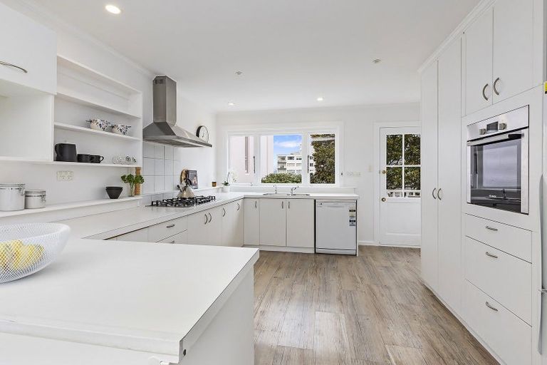 Photo of property in 18 Newman Terrace, Thorndon, Wellington, 6011