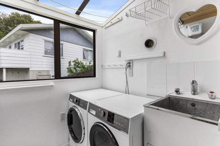 Photo of property in 1/10 Remus Place, Totara Vale, Auckland, 0629