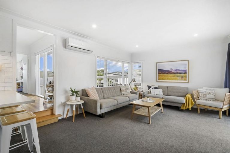 Photo of property in 2/232 East Coast Road, Forrest Hill, Auckland, 0620