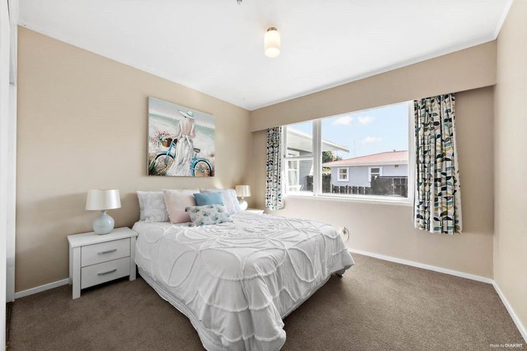 Photo of property in 16 Robert Burke Place, Henderson, Auckland, 0612