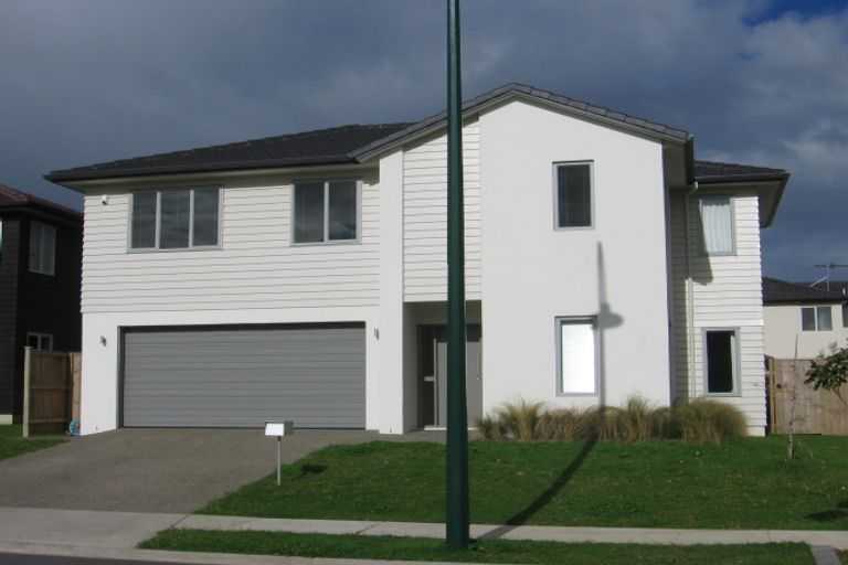 Photo of property in 13 Bridgefield Crescent, Flat Bush, Auckland, 2016