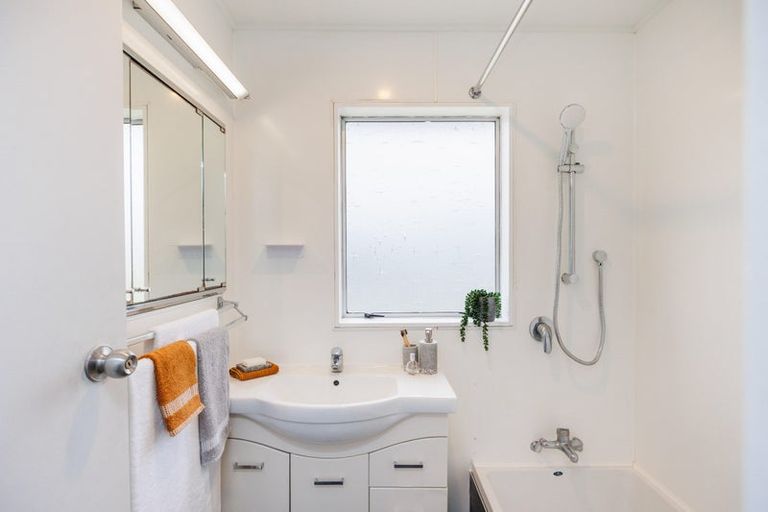 Photo of property in 18 Cumberland Place, Kelvin Grove, Palmerston North, 4414