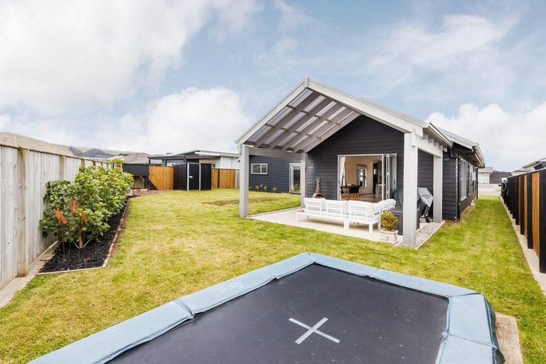 Photo of property in 10 Mediterranean Grove, Fitzherbert, Palmerston North, 4410