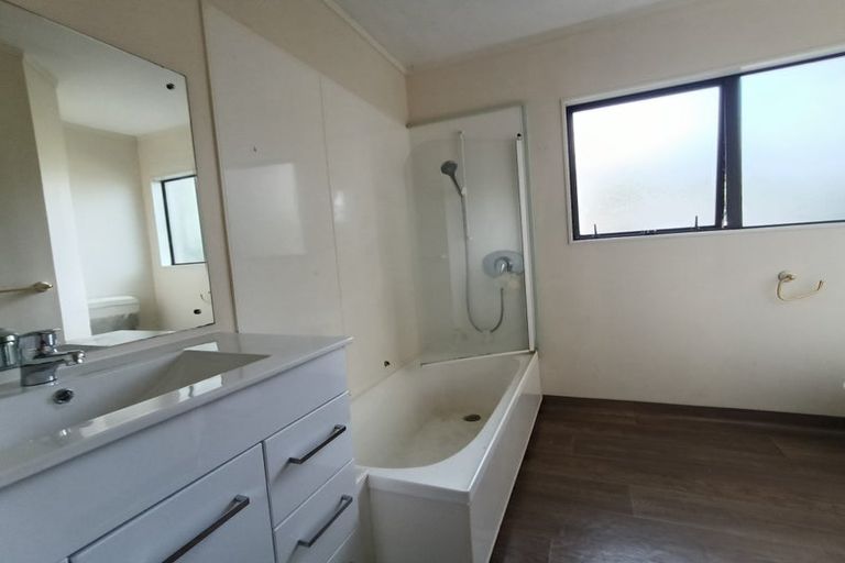 Photo of property in 2/62 Tonar Street, Northcote, Auckland, 0627