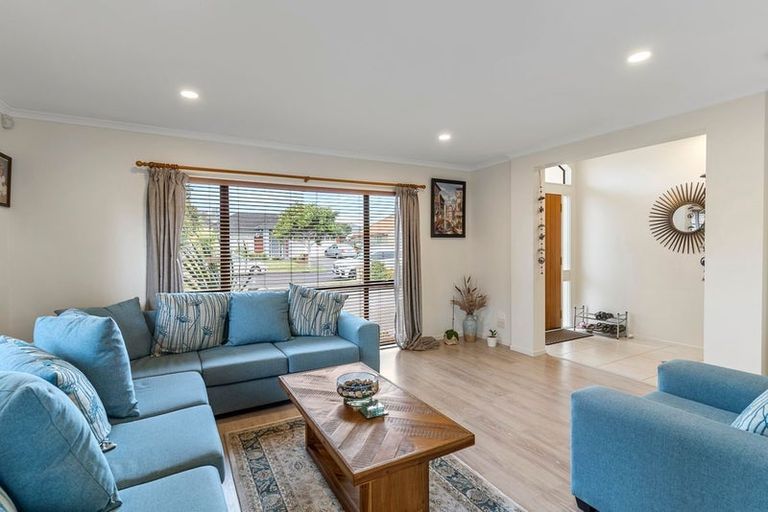 Photo of property in 62 Thornbury Crescent, East Tamaki Heights, Auckland, 2016