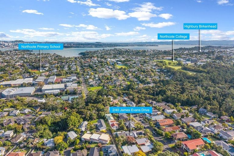 Photo of property in 2/40 James Evans Drive, Northcote, Auckland, 0627