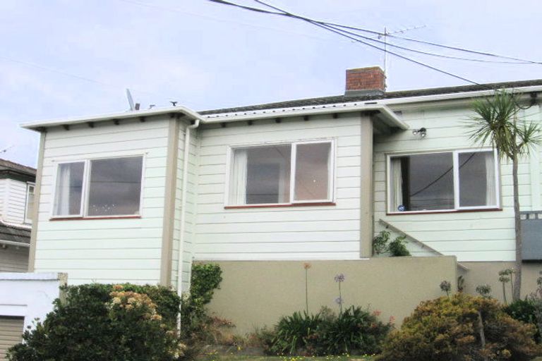 Photo of property in 3-5 Knoll Street, Island Bay, Wellington, 6023