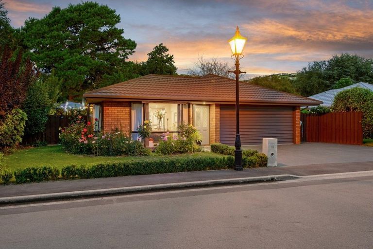 Photo of property in 15 Castle Way, Beckenham, Christchurch, 8023