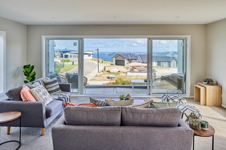 Photo of property in 36 Domett Street, Newlands, Wellington, 6037