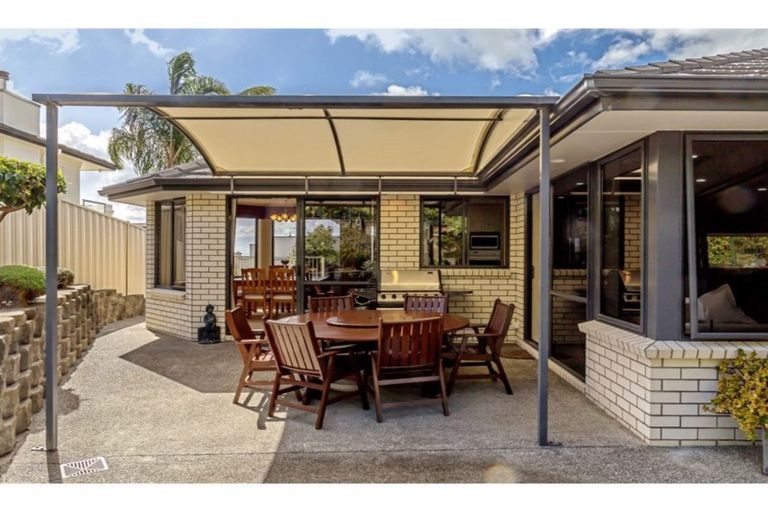 Photo of property in 66 Grovenor Drive, Orewa, 0931