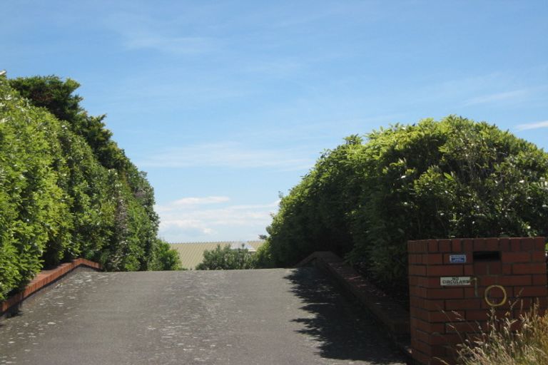 Photo of property in 10 Clovelly Place, Westmorland, Christchurch, 8025