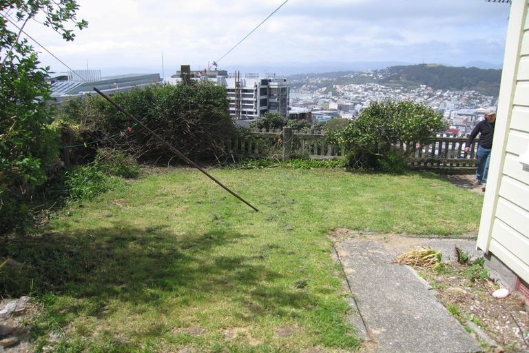 Photo of property in 90 Kelburn Parade, Kelburn, Wellington, 6012