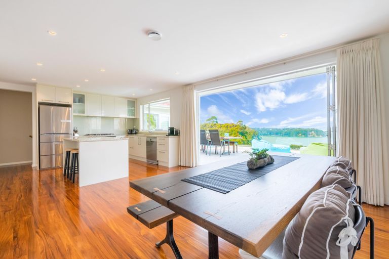 Photo of property in 32 Arama Avenue, Titirangi, Auckland, 0604