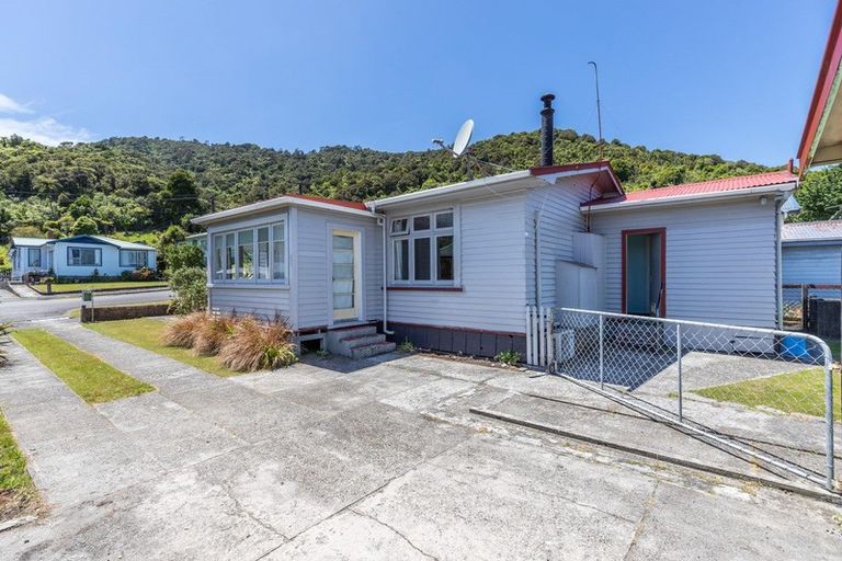 Photo of property in 20 Ashmore Avenue, Cobden, Greymouth, 7802
