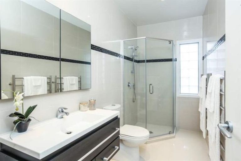 Photo of property in 132 Mountain Road, Henderson Valley, Auckland, 0612