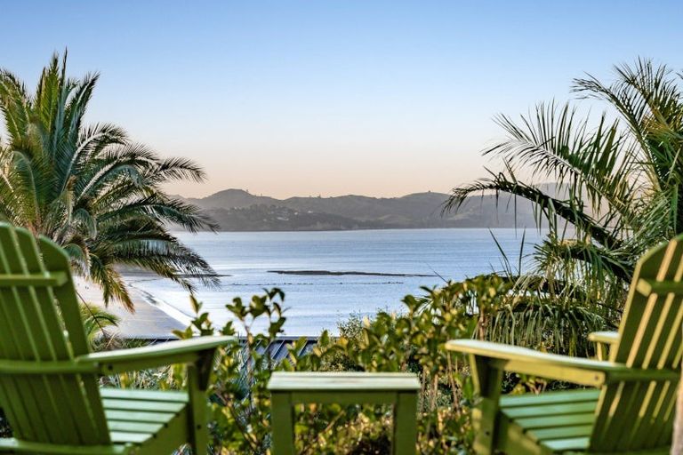 Photo of property in 33 Chelverton Terrace, Red Beach, 0932