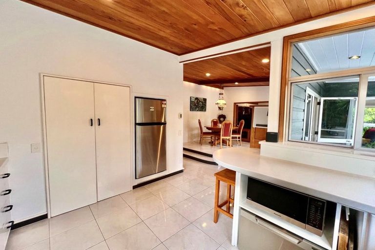 Photo of property in 14 Titirangi Beach Road, Titirangi, Auckland, 0604