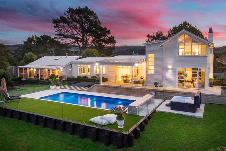 Photo of property in 156 Candia Road, Henderson Valley, Auckland, 0614