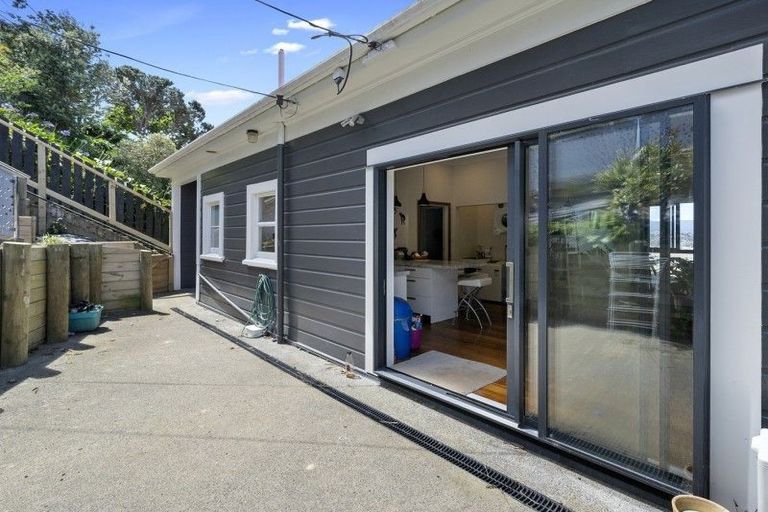 Photo of property in 53 Sutherland Road, Melrose, Wellington, 6023