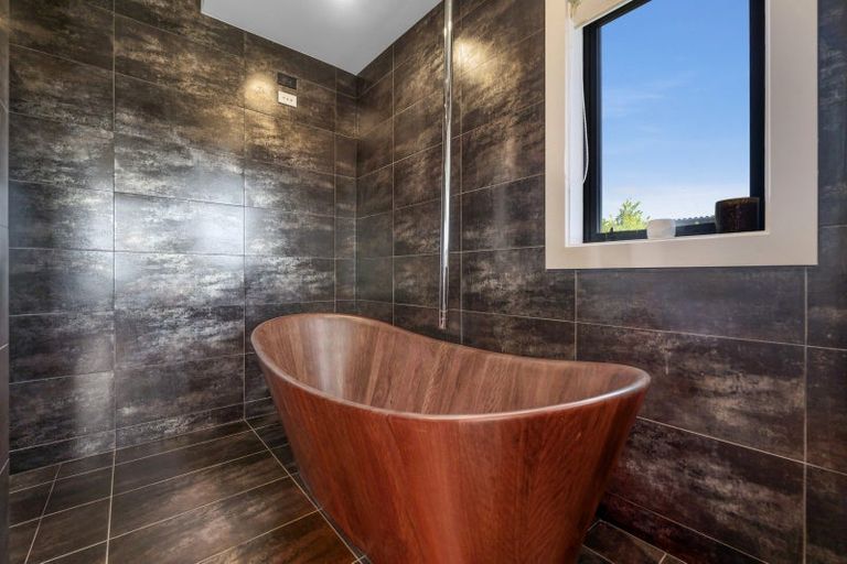 Photo of property in 38 Peregrine Place, Kinloch, Taupo, 3377