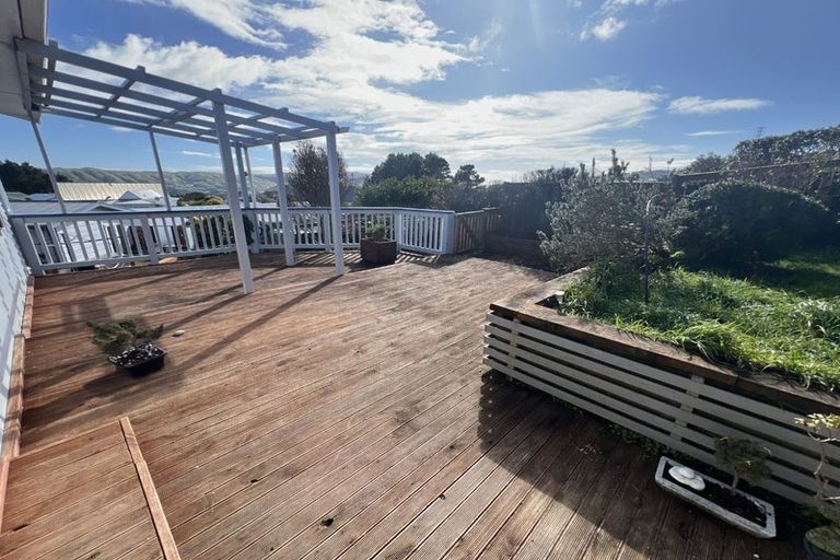 Photo of property in 24 Colchester Crescent, Newlands, Wellington, 6037