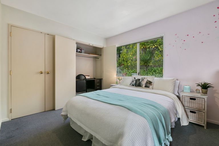 Photo of property in 22 Margaret Henry Crescent, Oteha, Auckland, 0632