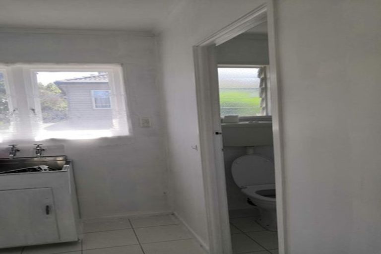 Photo of property in 30 Kingdale Road, Henderson, Auckland, 0610