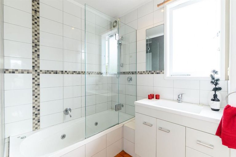 Photo of property in 43 Knightsbridge Drive, Forrest Hill, Auckland, 0620