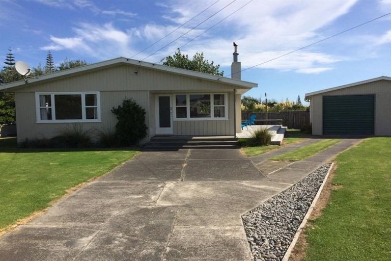 Photo of property in 42 Waimea Road, Waikanae Beach, Waikanae, 5036