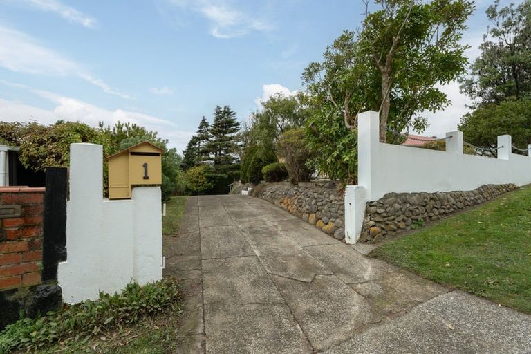 Photo of property in 1 Tainui Terrace, Tawa, Wellington, 5028