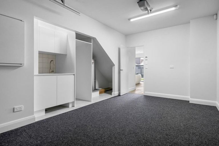 Photo of property in 4 Taipahitini Road, Rosehill, 2113