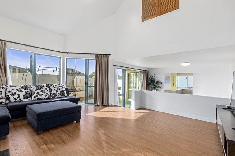 Photo of property in 1/208 East Coast Road, Forrest Hill, Auckland, 0620