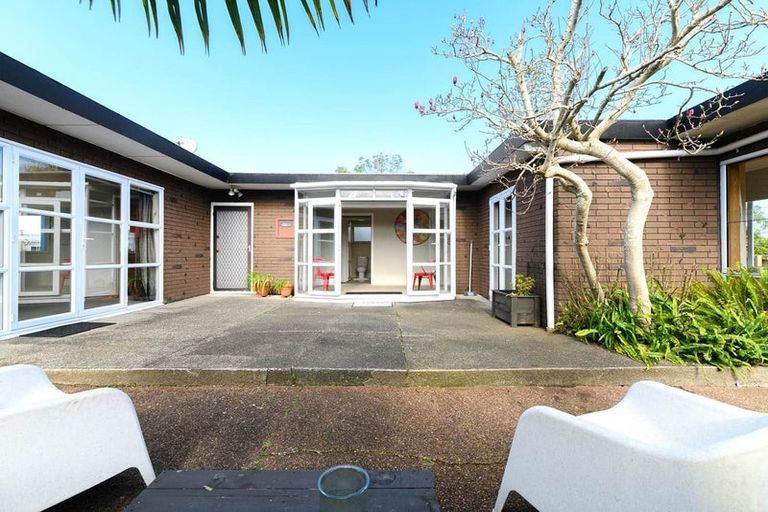 Photo of property in 57 Forrest Hill Road, Milford, Auckland, 0620