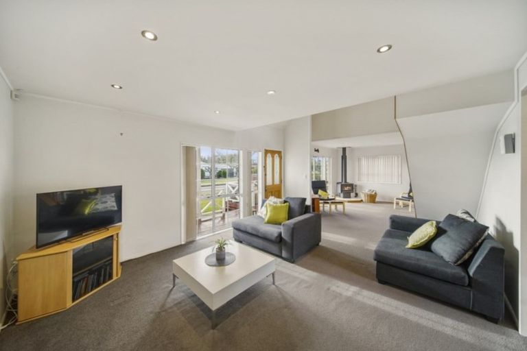 Photo of property in 8 Evanda Crescent, Conifer Grove, Takanini, 2112