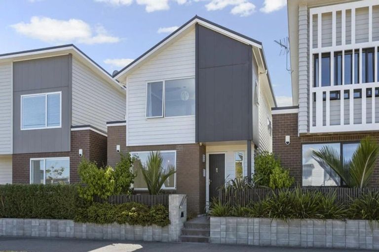 Photo of property in 2 Kotuku Lane, Hobsonville, Auckland, 0616