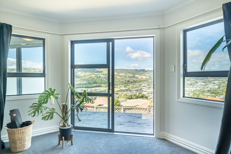Photo of property in 11 Chastudon Place, Tawa, Wellington, 5028