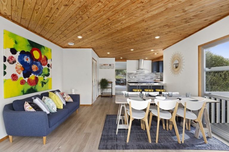 Photo of property in 49 Cron Avenue, Te Atatu South, Auckland, 0610