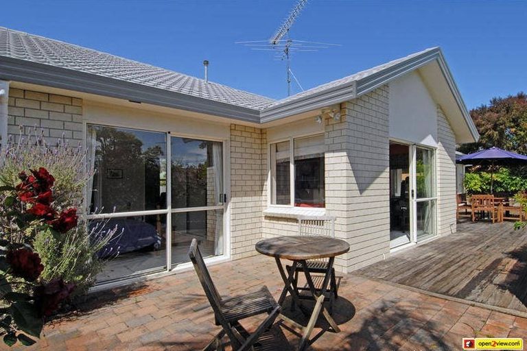 Photo of property in 15 Goldfinch Rise, Unsworth Heights, Auckland, 0632