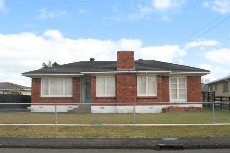 Photo of property in 17 Sutton Crescent, Papakura, 2110