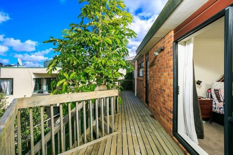 Photo of property in 2/10 Kiteroa Terrace, Rothesay Bay, Auckland, 0630