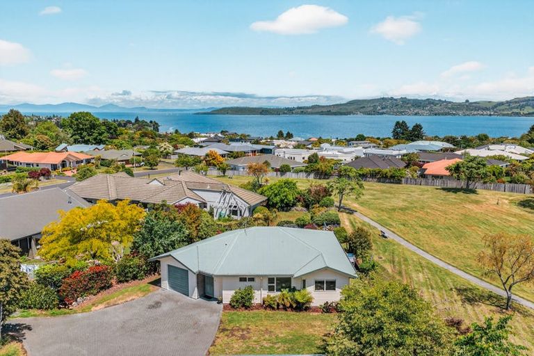 Photo of property in 2/35 Fairview Terrace, Waipahihi, Taupo, 3330