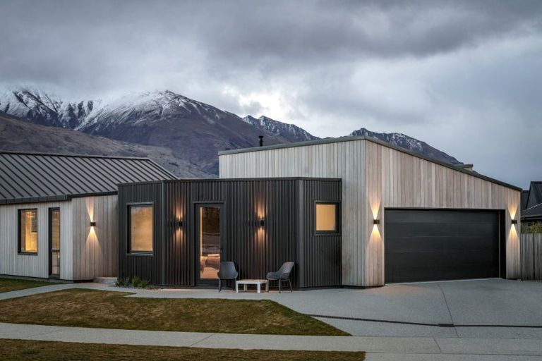 Photo of property in 17 Doug Ledgerwood Drive, Wanaka, 9305