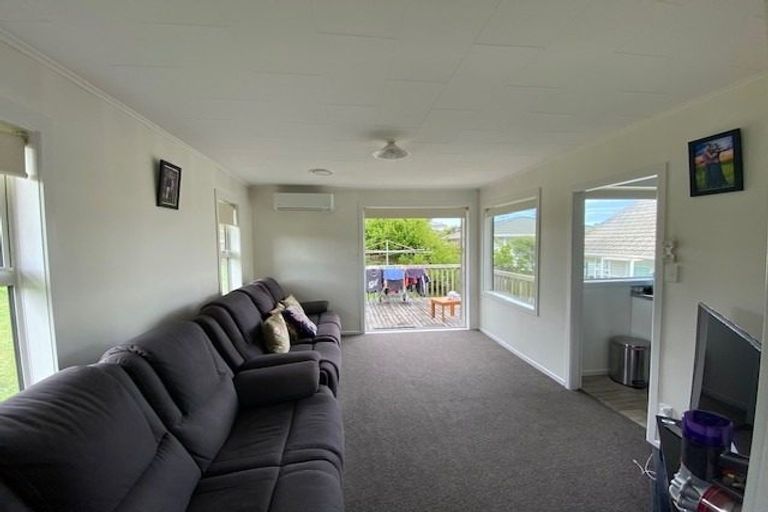 Photo of property in 32 Kenmore Street, Newlands, Wellington, 6037