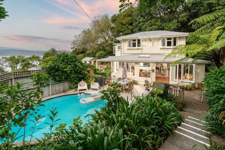 Photo of property in 46 Fortification Road, Karaka Bays, Wellington, 6022