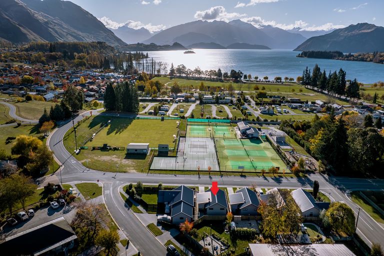 Photo of property in 206 Warren Street, Wanaka, 9305