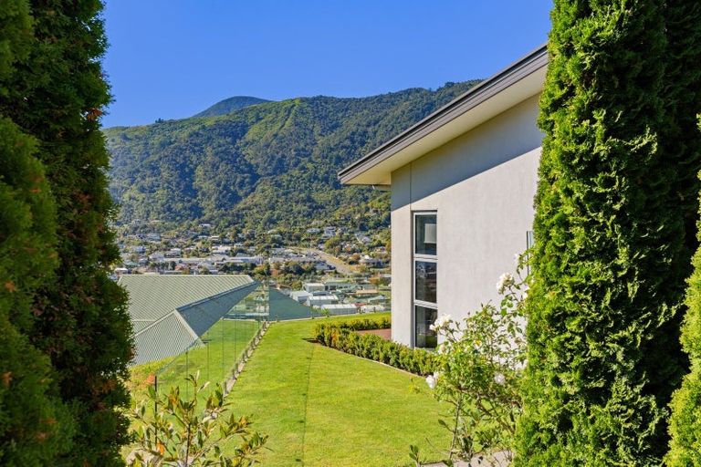 Photo of property in 16 Harbour View Heights, Picton, 7220