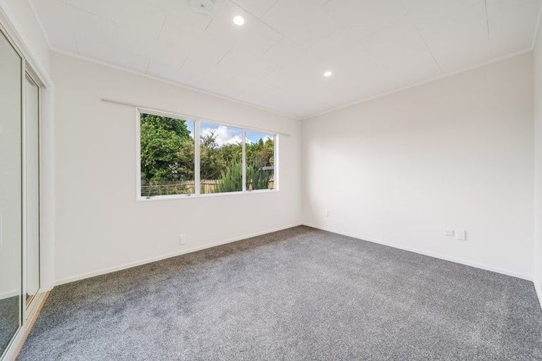 Photo of property in 1/2 Netherlands Avenue, Kelston, Auckland, 0602